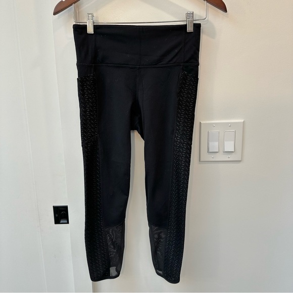 Athleta cropped black leggings w pocket & textured pattern side panel - size S - Picture 5 of 9